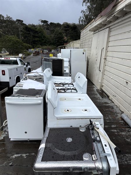 One Lot of Various Appliances (Est 14 ea) — photo 1