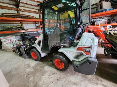 Bobcat L28 Small Articulated Loader & accessories