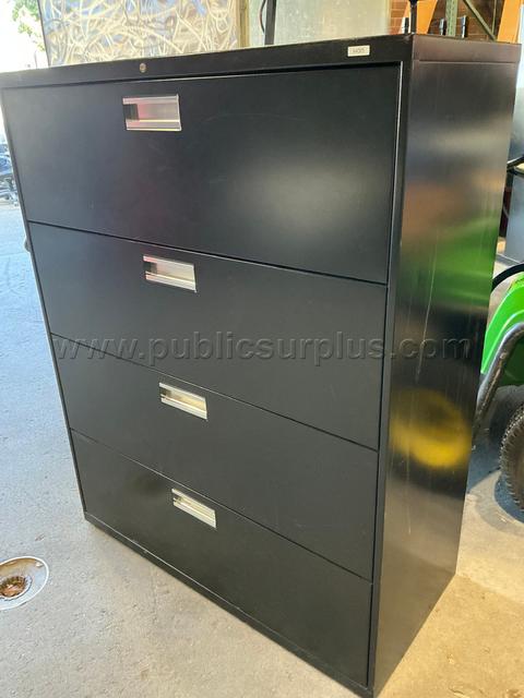 Storge / File Cabinet w/4 drawers