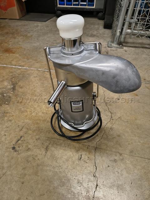 A Waring Commercial JE2000 Heavy-Duty Juice Extractor